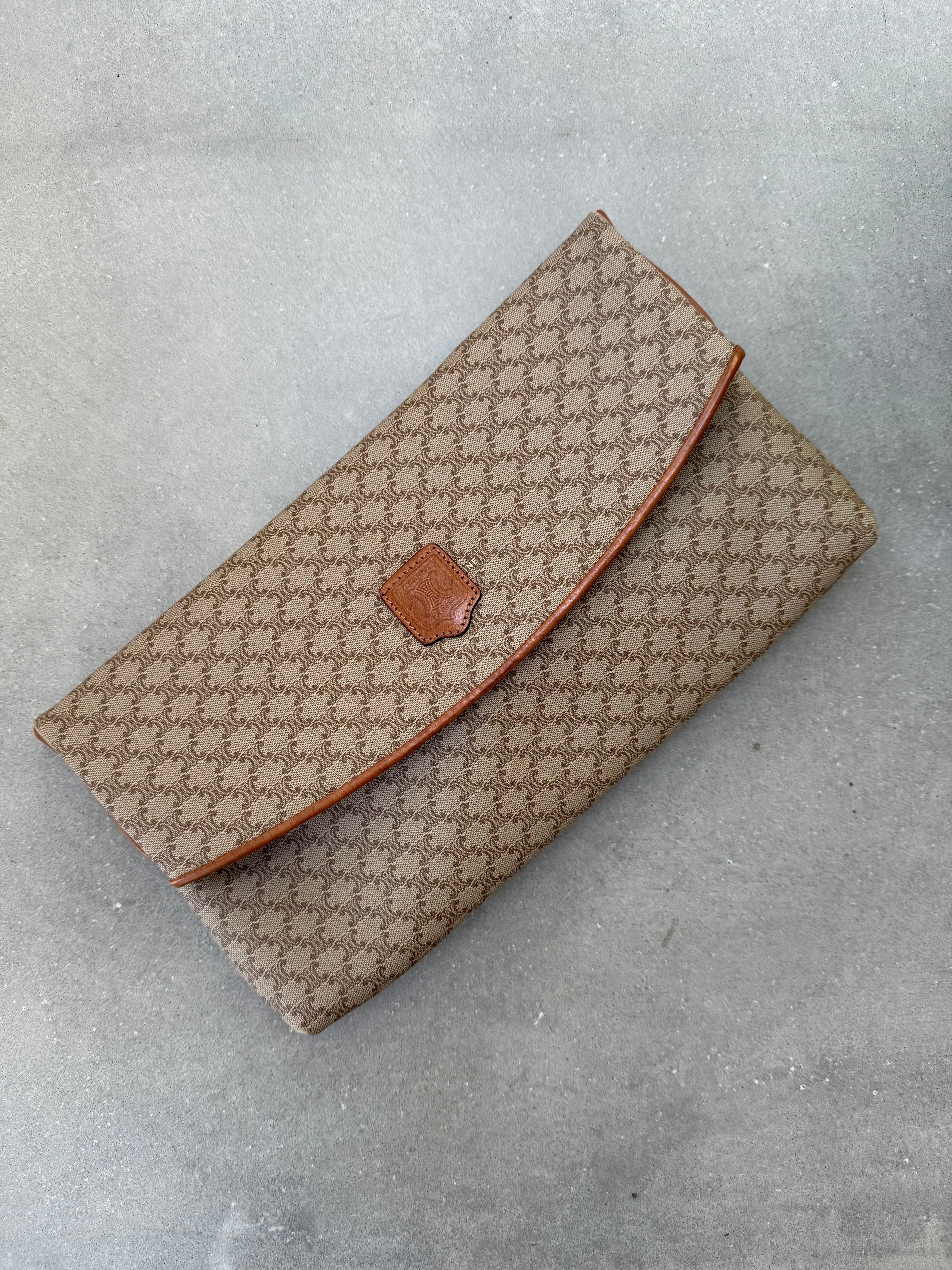 バッグ Celine Macadam Pattern Clutch Bag Beige Céline Beige Macadam Pattern Clutch Bag – La Moda